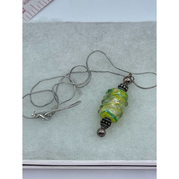 Glowing summer swirls pendant and chain - Picture 4 of 7